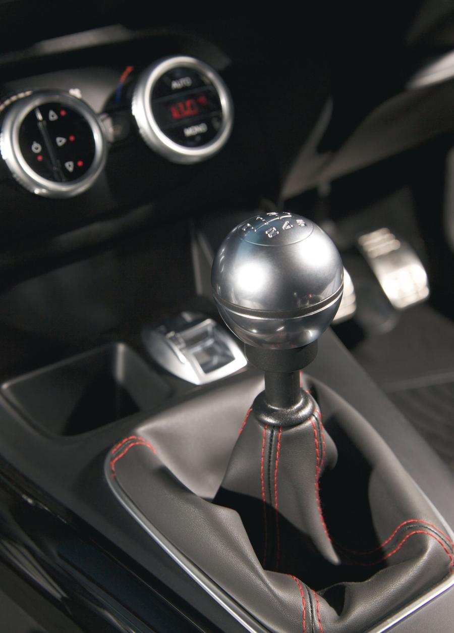 Детали интерьера Alfa Romeo Giulietta Cloverleaf (940) 2010 года  (UK) (фото 15 из 40)
